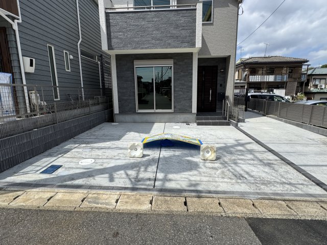 松戸市上本郷新築戸建【上本郷小学校：10分】の駐車場|2号棟駐車スペース・並列2台駐車可