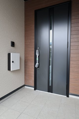 《仲介手数料無料》見沼区大字蓮沼980-7(全1戸)新築一戸建てずっとプラスの玄関|撮影日 2025年10月24日 14:00 曇り
