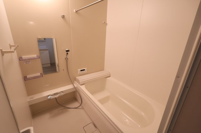 《仲介手数料無料》見沼区大字蓮沼980-7(全1戸)新築一戸建てずっとプラスの浴室|撮影日 2025年10月24日 14:00 曇り
