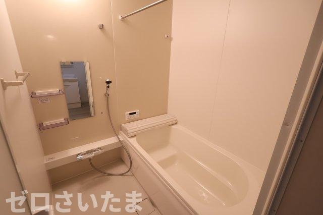 《仲介手数料無料》見沼区大字蓮沼980-7(全1戸)新築一戸建てずっとプラスの浴室|撮影日 2025年10月24日 14:00 曇り
