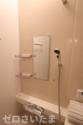 《仲介手数料無料》見沼区大字蓮沼980-7(全1戸)新築一戸建てずっとプラスの浴室|撮影日 2025年10月24日 14:00 曇り
