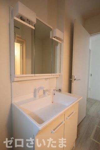 《仲介手数料無料》見沼区大字蓮沼980-7(全1戸)新築一戸建てずっとプラスの独立洗面台|撮影日 2025年10月24日 14:00 曇り

