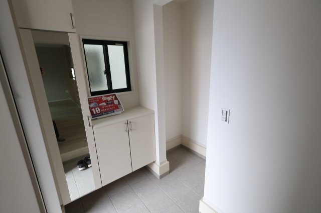 《仲介手数料無料》見沼区大字蓮沼980-7(全1戸)新築一戸建てずっとプラスの玄関|撮影日 2025年10月24日 14:00 曇り
