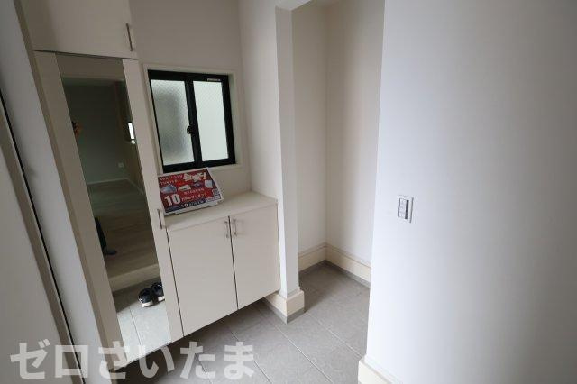 《仲介手数料無料》見沼区大字蓮沼980-7(全1戸)新築一戸建てずっとプラスの玄関|撮影日 2025年10月24日 14:00 曇り
