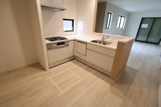 《仲介手数料無料》見沼区大字蓮沼980-7(全1戸)新築一戸建てずっとプラスのキッチン|撮影日 2025年10月24日 14:00 曇り
