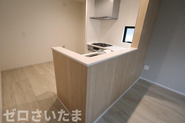 《仲介手数料無料》見沼区大字蓮沼980-7(全1戸)新築一戸建てずっとプラスのキッチン|撮影日 2025年10月24日 14:00 曇り
