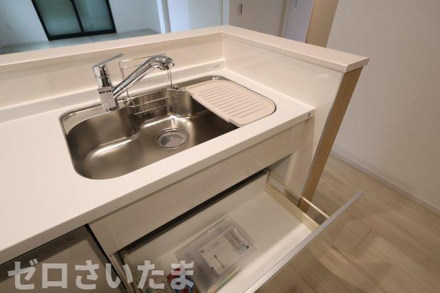 《仲介手数料無料》見沼区大字蓮沼980-7(全1戸)新築一戸建てずっとプラスのキッチン|撮影日 2025年10月24日 14:00 曇り
