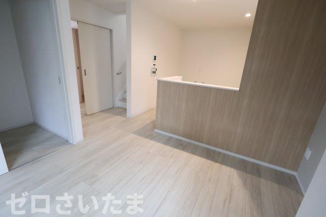 《仲介手数料無料》見沼区大字蓮沼980-7(全1戸)新築一戸建てずっとプラスの居間・リビング|撮影日 2025年10月24日 14:00 曇り
