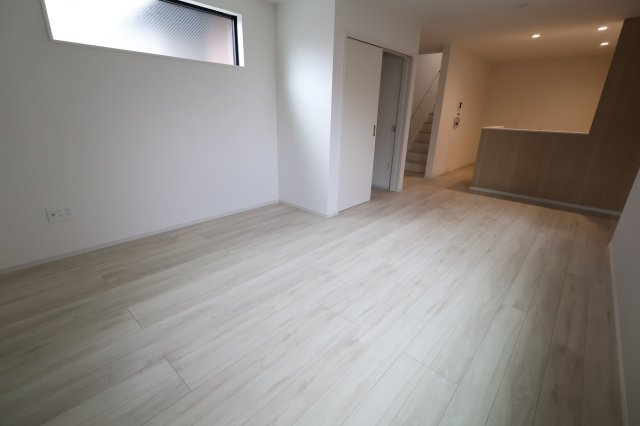 《仲介手数料無料》見沼区大字蓮沼980-7(全1戸)新築一戸建てずっとプラスの居間・リビング|撮影日 2025年10月24日 14:00 曇り
