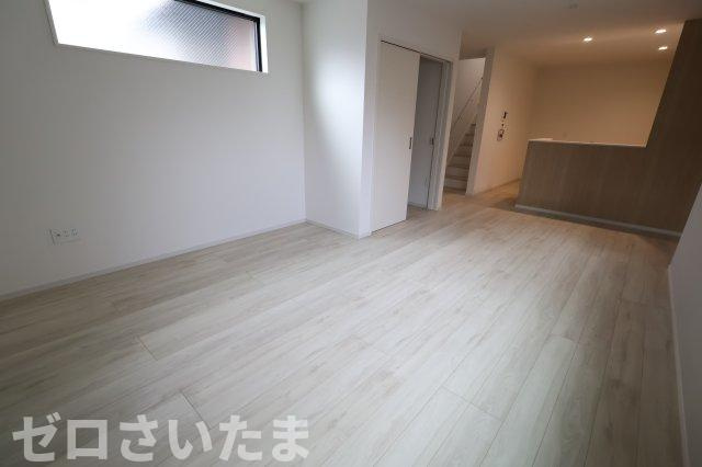 《仲介手数料無料》見沼区大字蓮沼980-7(全1戸)新築一戸建てずっとプラスの居間・リビング|撮影日 2025年10月24日 14:00 曇り
