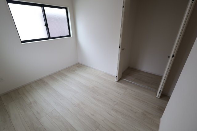 《仲介手数料無料》見沼区大字蓮沼980-7(全1戸)新築一戸建てずっとプラスの洋室|撮影日 2025年10月24日 14:00 曇り
