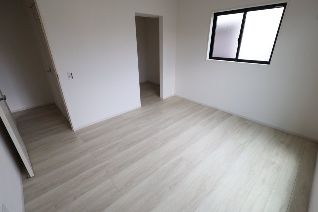 《仲介手数料無料》見沼区大字蓮沼980-7(全1戸)新築一戸建てずっとプラスの洋室|撮影日 2025年10月24日 14:00 曇り
