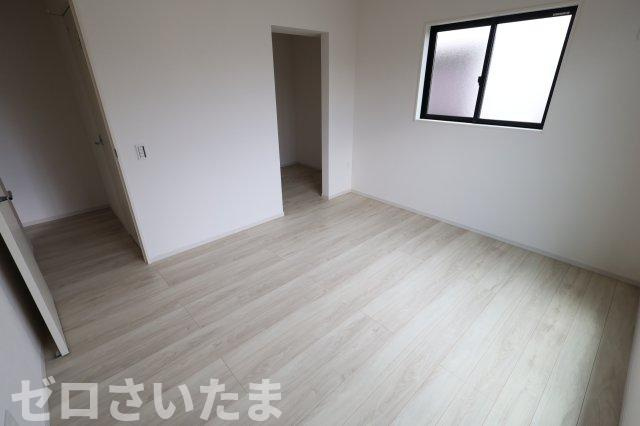 《仲介手数料無料》見沼区大字蓮沼980-7(全1戸)新築一戸建てずっとプラスの洋室|撮影日 2025年10月24日 14:00 曇り
