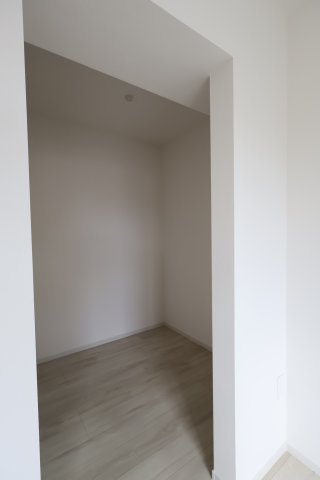 《仲介手数料無料》見沼区大字蓮沼980-7(全1戸)新築一戸建てずっとプラスの収納|撮影日 2025年10月24日 14:00 曇り
