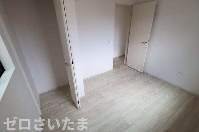 《仲介手数料無料》見沼区大字蓮沼980-7(全1戸)新築一戸建てずっとプラスの洋室|撮影日 2025年10月24日 14:00 曇り
