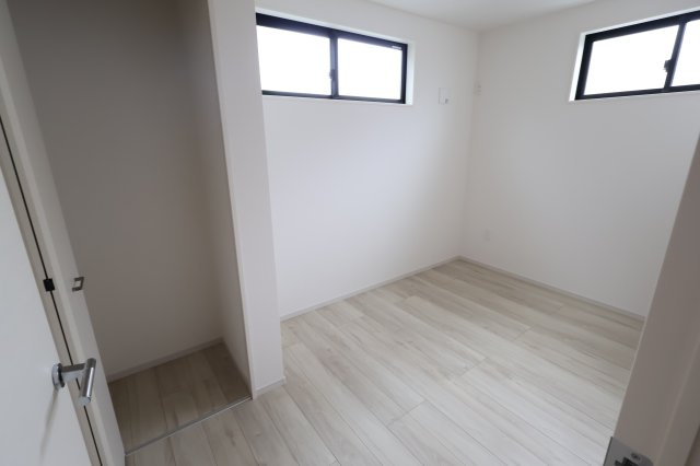 《仲介手数料無料》見沼区大字蓮沼980-7(全1戸)新築一戸建てずっとプラスの洋室|撮影日 2025年10月24日 14:00 曇り
