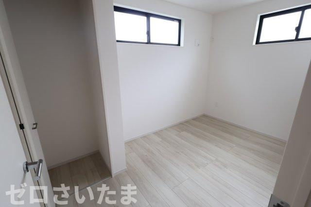 《仲介手数料無料》見沼区大字蓮沼980-7(全1戸)新築一戸建てずっとプラスの洋室|撮影日 2025年10月24日 14:00 曇り
