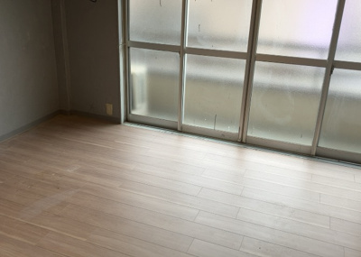 【洋室】 | フラワーハイツ | 洋室のメリットは重い家具が置きやすく、身の回りが整理しやすいことです。 床がフローリングのため畳とは異なり凹みにくいです。 クローゼットなど収納が豊富で、普段使わない旅行カバンや服の整頓も簡単にです。