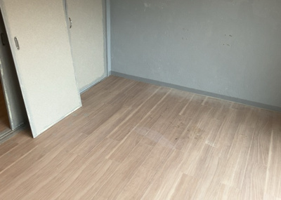 【寝室】 | フラワーハイツ | 寝室でゆっくりと過ごすためにはベッド周りの適度な空間を担保することや窓の位置、照明の明るさ、寝室の広さなどを考える必要があります。自身や家族の構成とライフスタイルに併せて寝室にする部屋を選びましょう！