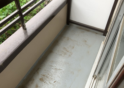 【バルコニー】 | フラワーハイツ | バルコニーは、室外の専用スペースのうち、「屋根がなく開放された空間」であるものを指します。ベランダより広いタイプのものが多く、日当たりもよいため家庭菜園などを楽しみたい人にとって適した環境となります。