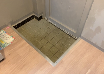 【玄関】 | フラワーハイツ | 玄関は家の顔でもあり、家族以外の目にも止まる場所です。玄関は外との間を仕切る扉、靴などをしまっておく収納スペース、靴脱ぎのたたきスペース、来客とのやり取りをするドアホンなど複数のアイテムからなります。