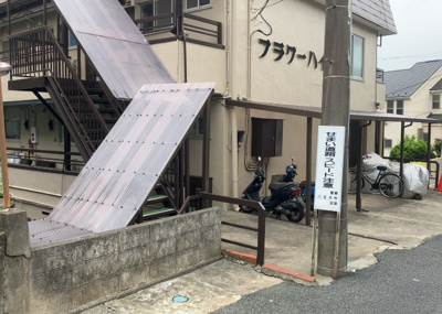 【エントランス】 | フラワーハイツ | マンションのエントランスには、もともと風よけや防犯の役割がありますが、マンションによって宅配ボックスなどの設備が備わっている所もあります。日々の生活をイメージしながら生活しやすさをチェックしましょう。