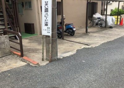 【駐車場】 | フラワーハイツ | 車一台あたりに必要なスペースは、標準サイズの普通自動車で横幅2m50cm、長さ5mは必要になります。ただし、乗降のことも考慮して横幅3m30cm、長さ5m50cmほどは確保できるところを選びましょう。