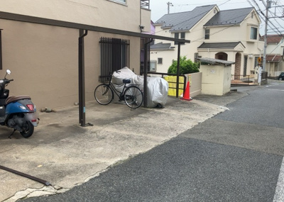 【駐輪場】 | フラワーハイツ | マンションの駐輪場は、事前に空きがあるか確認を取ると安心です。せっかく入居したのに駐輪スペースがない！なんてことになったら大変ですよね。そこで、内見時や購入前にはまず事前に確認しておくと良いでしょう。