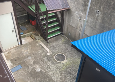 【中庭】 | フラワーハイツ | 中庭（パティオ）とは、一つの建築物の内部に設けられた、壁などで囲われている庭のことを指します。コの字型、ロの字型が主流ですが、L字型の中庭もあります。最近では、インテリア性の高さからも人気があります。