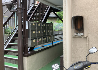 【設備】 | フラワーハイツ | エントランス付近に設置されている集合ポストは、住んでいる部屋と離れているため、ポストをあさるなど誰かに何かされていても被害に気づきにくいです。入居する時には他人に特定されにくい番号で鍵をかけましょう！