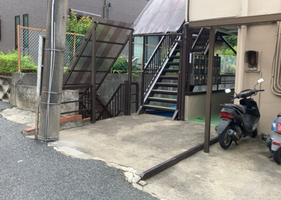 【ロビー】 | フラワーハイツ | ロビーというと、エントランスと何がちがうの？と思いますよね。実はロビーとエントランスには明確な決まりはありません。物件によっては、エントランスを入って広がるある程度の広さのある空間がロビーとなります。