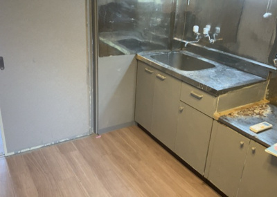 【キッチン】 | フラワーハイツ | L型アイランドタイプは、キッチンからダイニングにもリビングにも目が行き届くので、とても使いやすい配置です。L字型独立タイプは、キッチンを独立させてるためLDKというよりもLDといった様なイメージです。