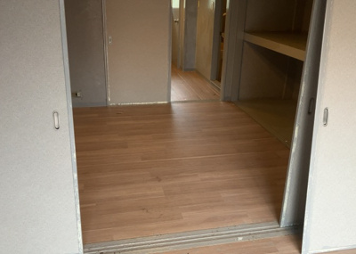 【居間・リビング】 | フラワーハイツ | 直線タイプはLとDKを一直線に並べた形で対面キッチンのタイプです。一般的なのでよく見かけるかもしれません。直線タイプに似た直接アイランドタイプは、キッチンとダイニングの間に壁がない分広く感じられます。