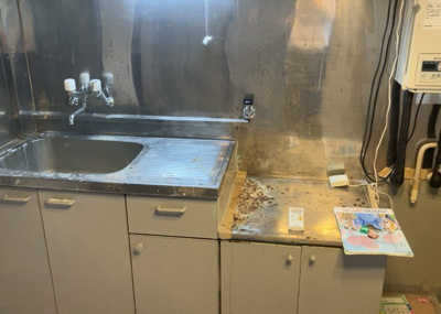 【キッチン】 | フラワーハイツ | 標準的なシステムキッチンの横幅は、165cm～300cm程度です。2100・2400・2550・2700などミリ単位で表記されます。普段どのように料理をするのかを想定しながら合ったサイズを選びましょう