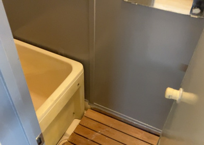 【浴室】 | フラワーハイツ | 入浴時の快適さも大事なことですが、綺麗な状態を維持できなければ気持ちよく入浴できません。毎日の掃除が楽という点は大事なポイントになります！カビが生えにくく掃除がしやすい、壁や浴槽を選ぶといいでしょう。