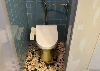 【トイレ】 | フラワーハイツ | トイレは大きさや形、機能、抗菌性などが異なる多種多彩なタイプが各メーカーから出ています。それぞれに良さがあるため、事前にどういったタイプのトイレがいいのかをご家庭内で決めて、内見に行くといいでしょう。