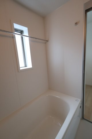 《仲介手数料無料》緑区大字三室2083-4(2号棟)新築一戸建てクレイドルガーデンの浴室|撮影日 2025年8月1日 16:00 曇り