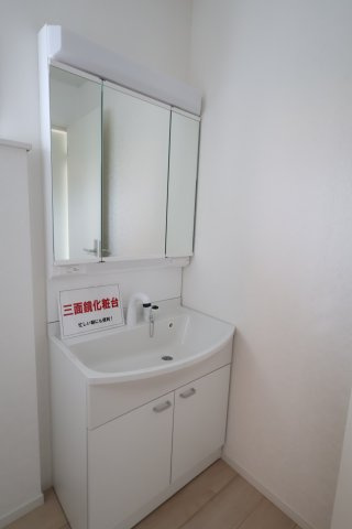 《仲介手数料無料》緑区大字三室2083-4(2号棟)新築一戸建てクレイドルガーデンの独立洗面台|撮影日 2025年8月1日 16:00 曇り