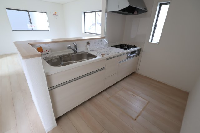 《仲介手数料無料》緑区大字三室2083-4(2号棟)新築一戸建てクレイドルガーデンのキッチン|撮影日 2025年8月1日 16:00 曇り