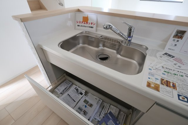 《仲介手数料無料》緑区大字三室2083-4(2号棟)新築一戸建てクレイドルガーデンのキッチン|撮影日 2025年8月1日 16:00 曇り