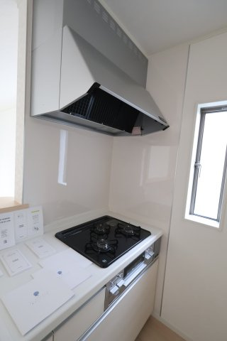 《仲介手数料無料》緑区大字三室2083-4(2号棟)新築一戸建てクレイドルガーデンのキッチン|撮影日 2025年8月1日 16:00 曇り