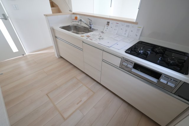 《仲介手数料無料》緑区大字三室2083-4(2号棟)新築一戸建てクレイドルガーデンのキッチン|撮影日 2025年8月1日 16:00 曇り