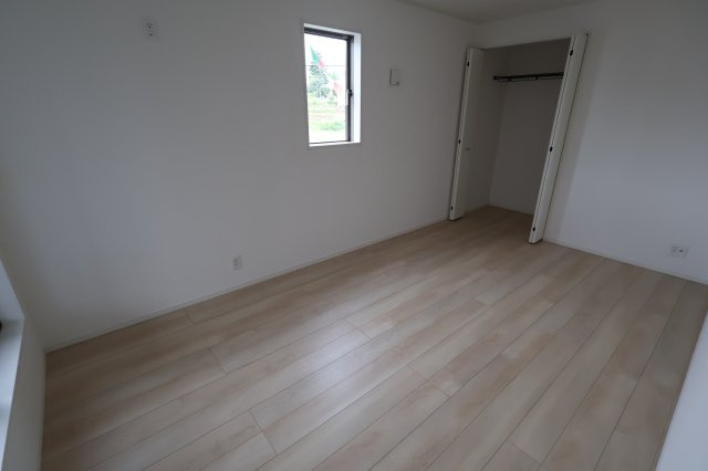 《仲介手数料無料》緑区大字三室2083-4(2号棟)新築一戸建てクレイドルガーデンの洋室|撮影日 2025年8月1日 16:00 曇り