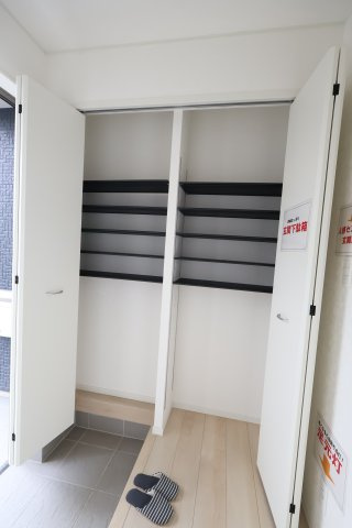 《仲介手数料無料》緑区大字三室2083-4(2号棟)新築一戸建てクレイドルガーデンの玄関|撮影日 2025年8月1日 16:00 曇り