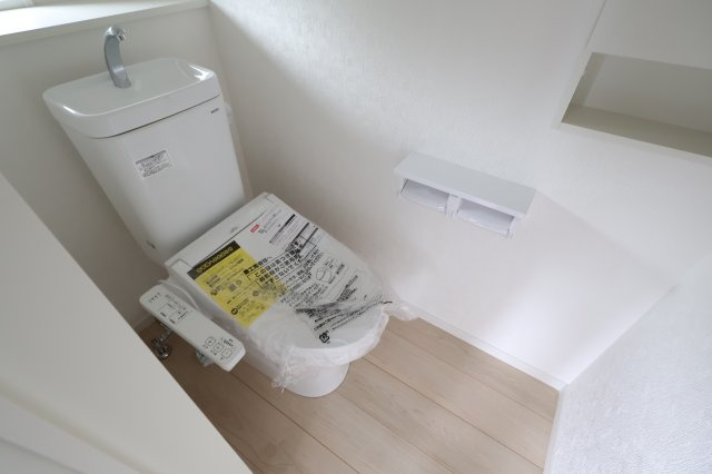 《仲介手数料無料》緑区大字三室2083-4(2号棟)新築一戸建てクレイドルガーデンのトイレ|撮影日 2025年8月1日 16:00 曇り