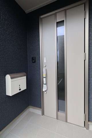 《仲介手数料無料》緑区大字三室2083-4(2号棟)新築一戸建てクレイドルガーデンの玄関|撮影日 2025年8月1日 16:00 曇り