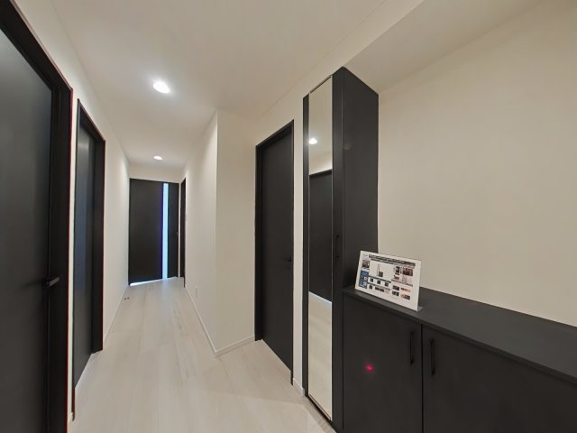 プログレス鹿田本町の玄関|黒色が空間を引き締める、モダンな玄関です。