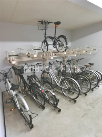 スカイコート蒲田弐番館のその他共用部分|屋根付きの駐輪場　ラック式