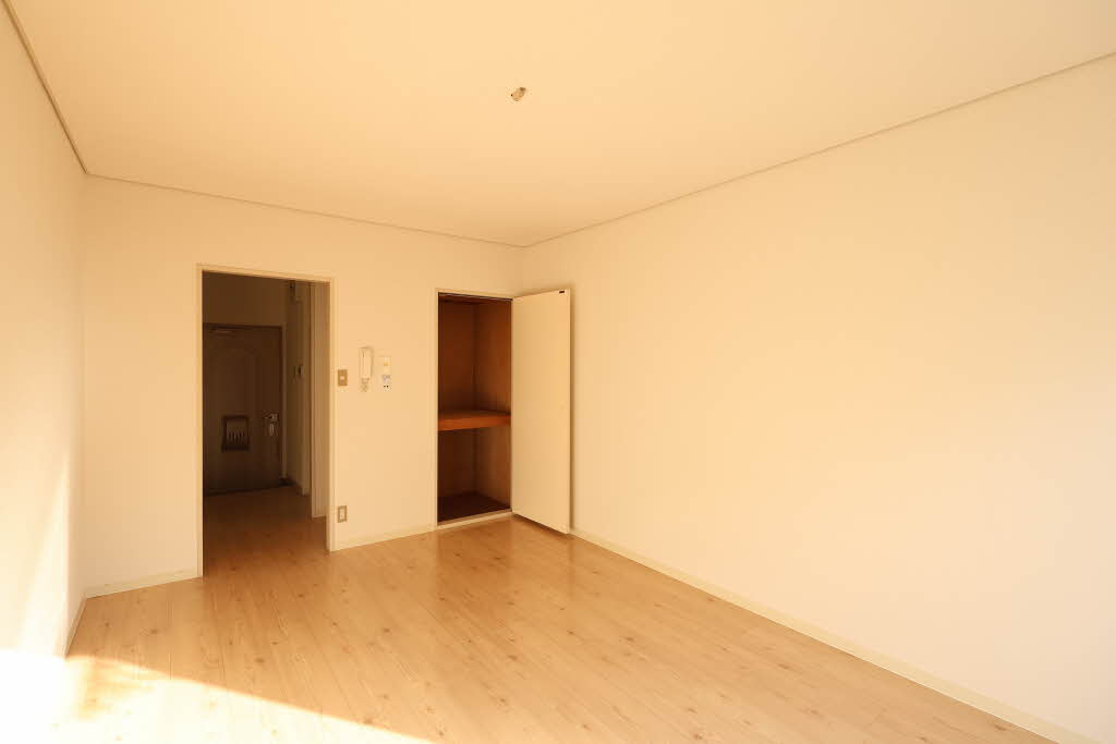 パークサイド明神の居間・リビング|こちらのリビングで趣味の時間をお楽しみください