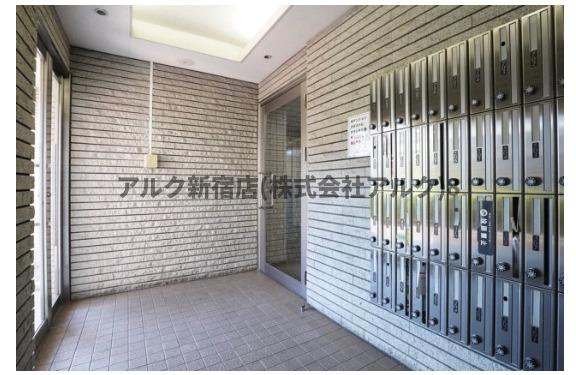 世田谷区羽根木１丁目の賃貸マンションのエントランス